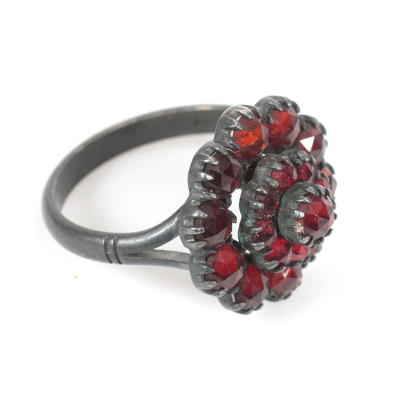 (855) RING, oxiderat silver, med 19 granater, Heribert Engelbert. 1930 ...