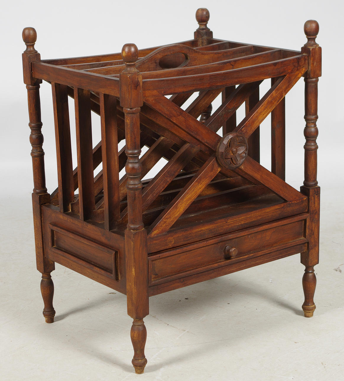 TIDNINGSSTÄLL, mahogny, samtida.