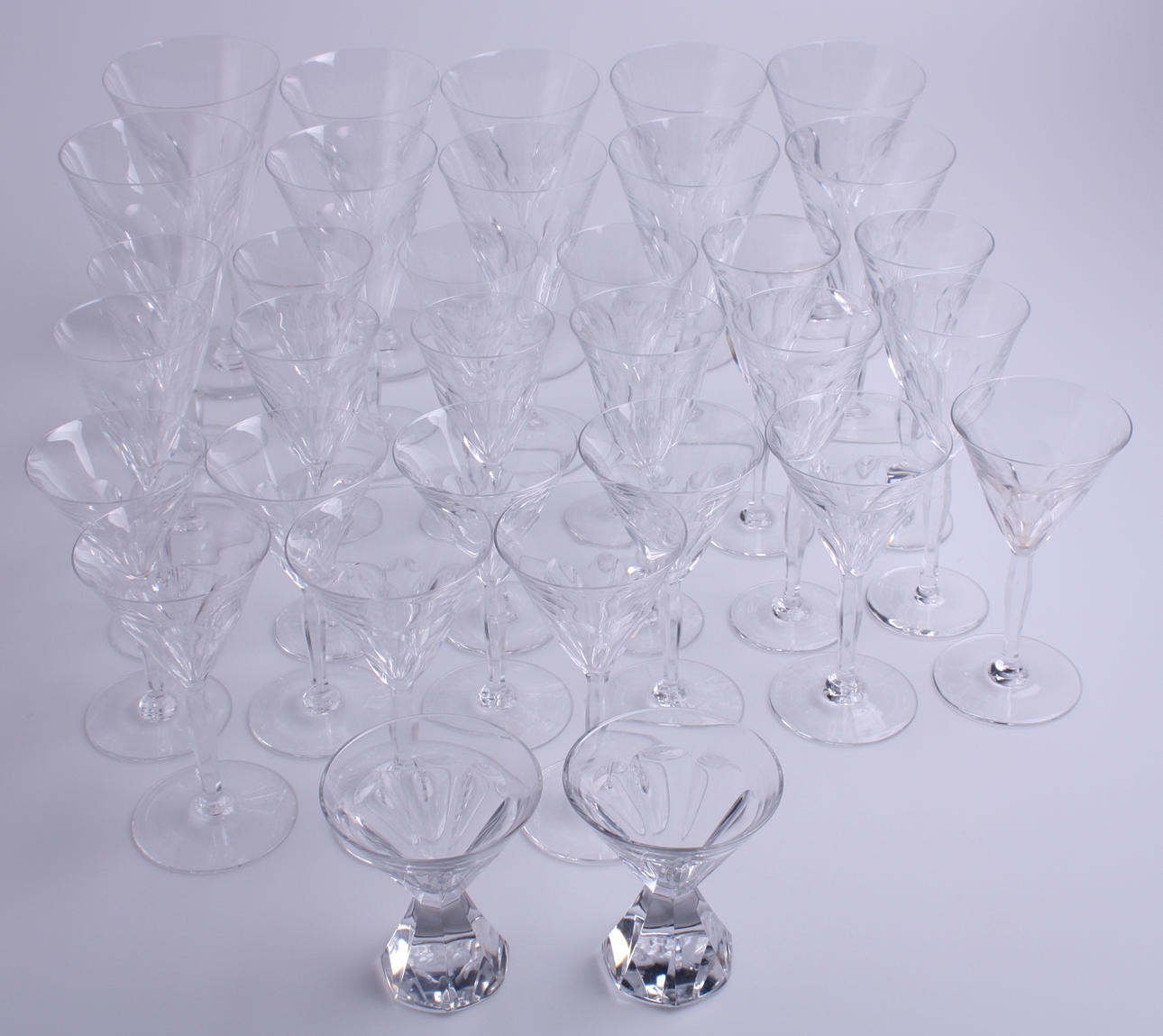 GLASSERVIS, 33 delar(2+8+12+9+2), glas på fot, sexkantig pelare.