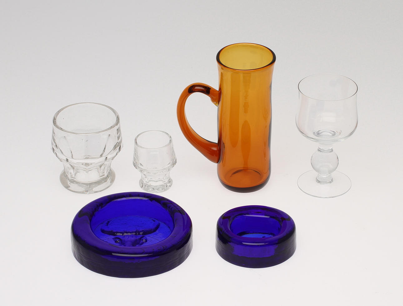 PARTI GLAS, 38 delar, bland annat Erik Höglund och Eda glasbruk, 1900-tal.