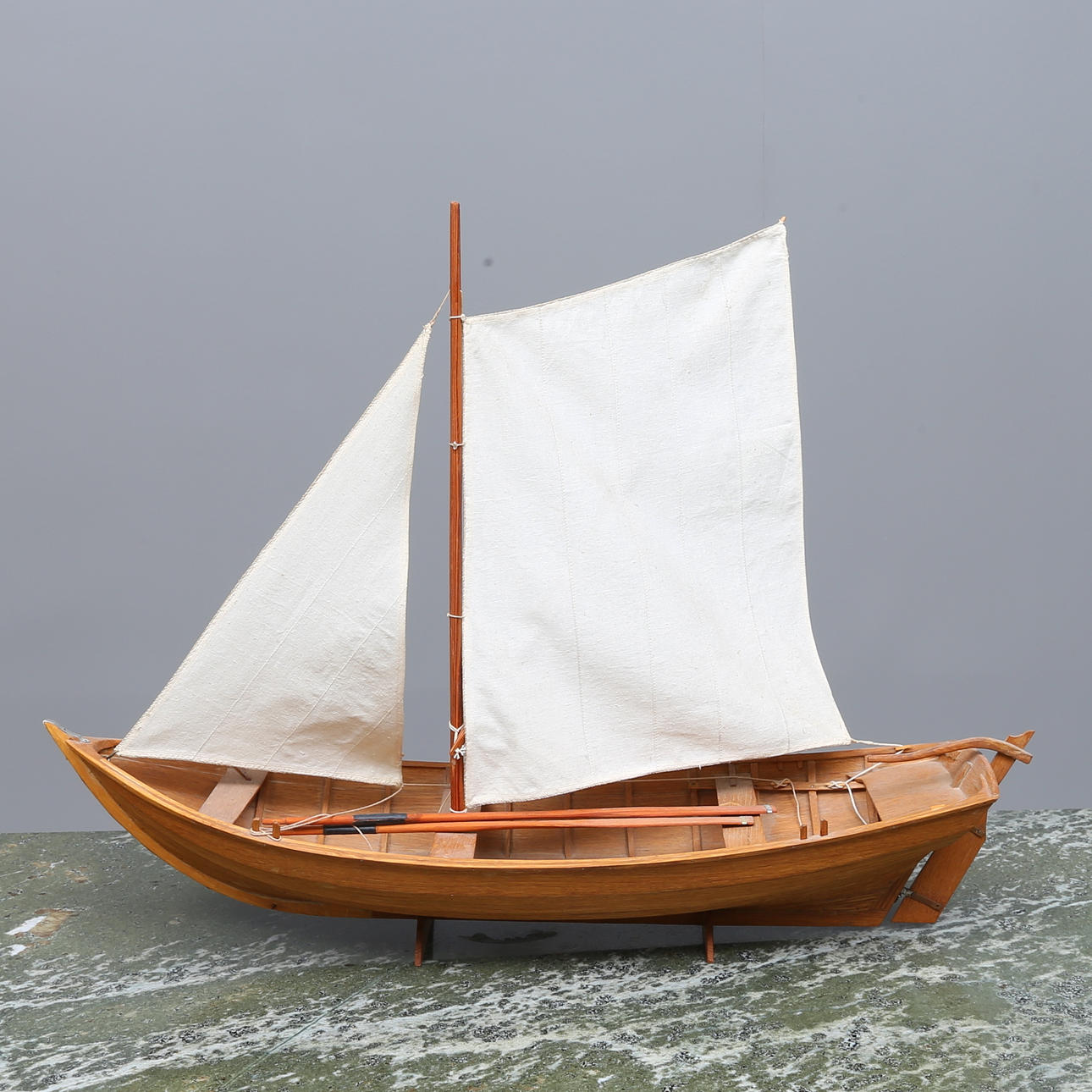 BÅTMODELL, trä, segelbåt, daterad 1941.