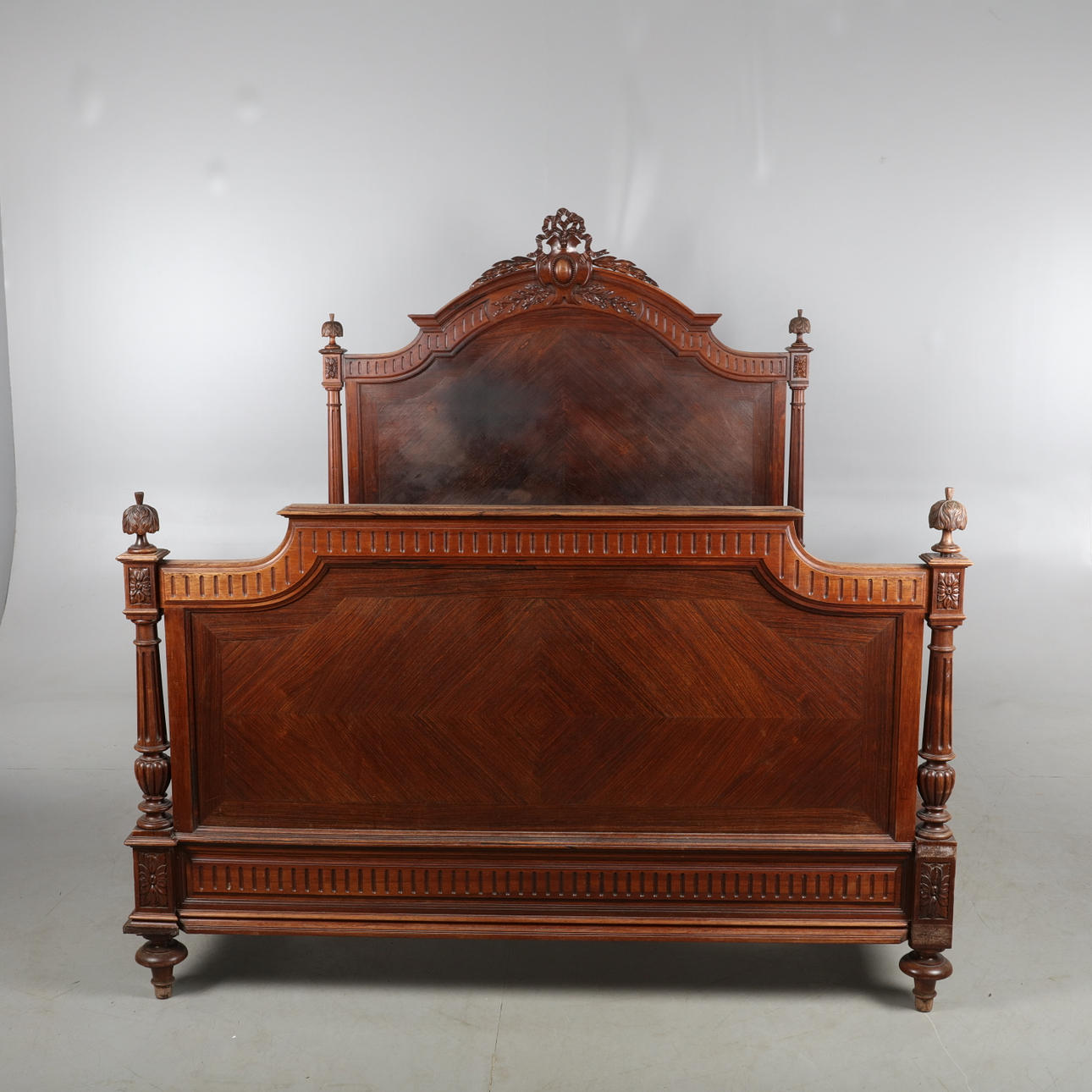 BETT, französischer Rokoko-Stil.