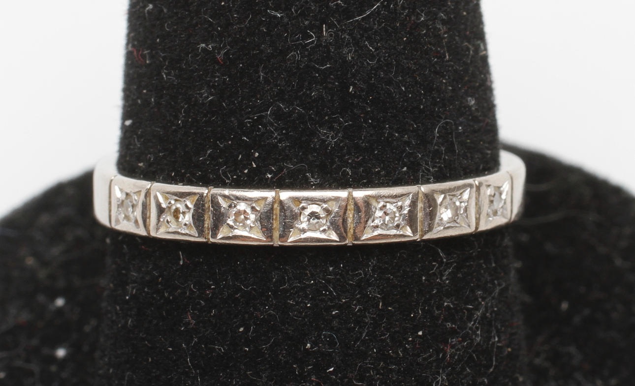 VITGULDSRING MED STENAR, 18k guld, vikt ca 2,6 gr.