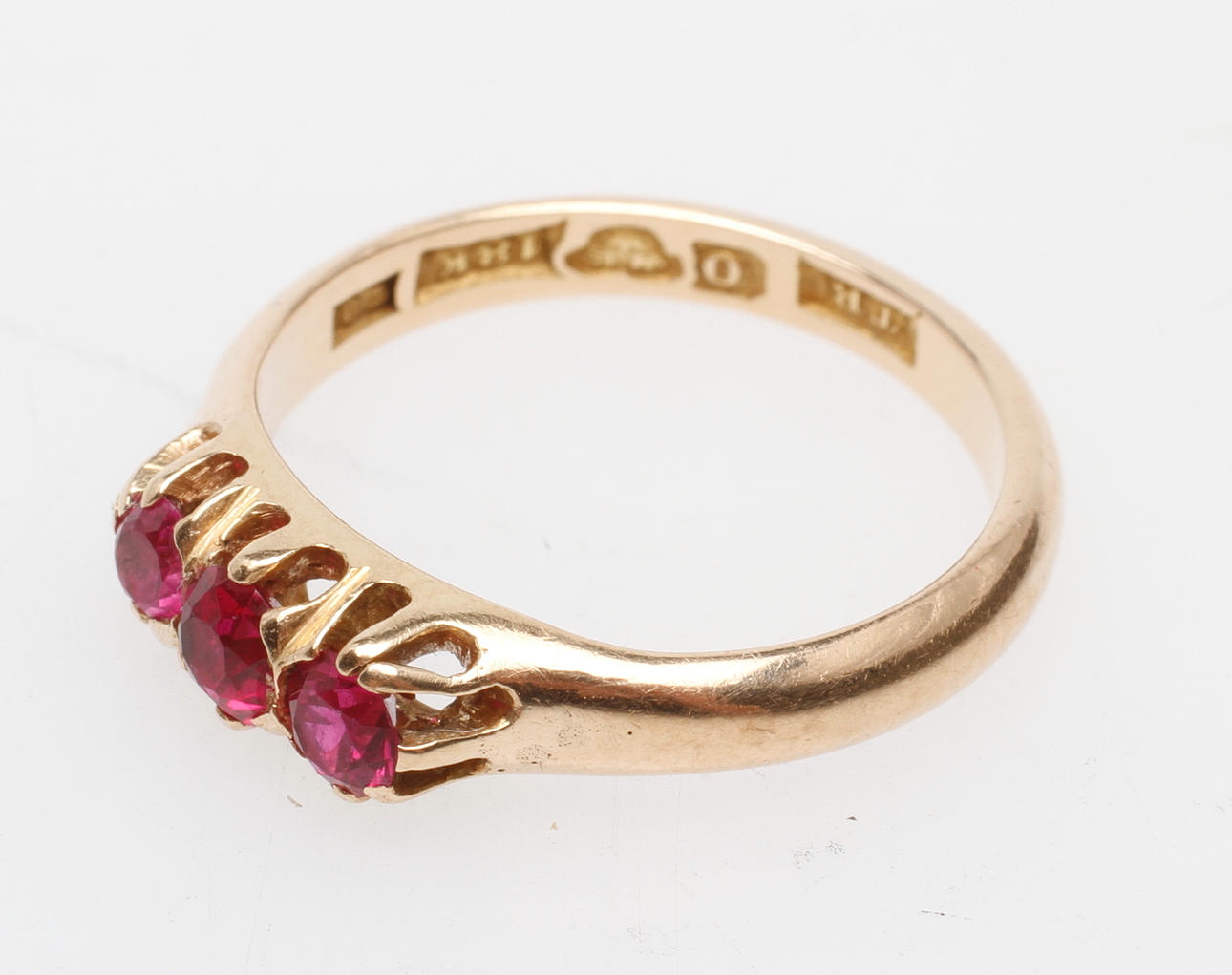 RING MED RÖDA STENAR, 18k guld, vikt ca 3,9 gr.