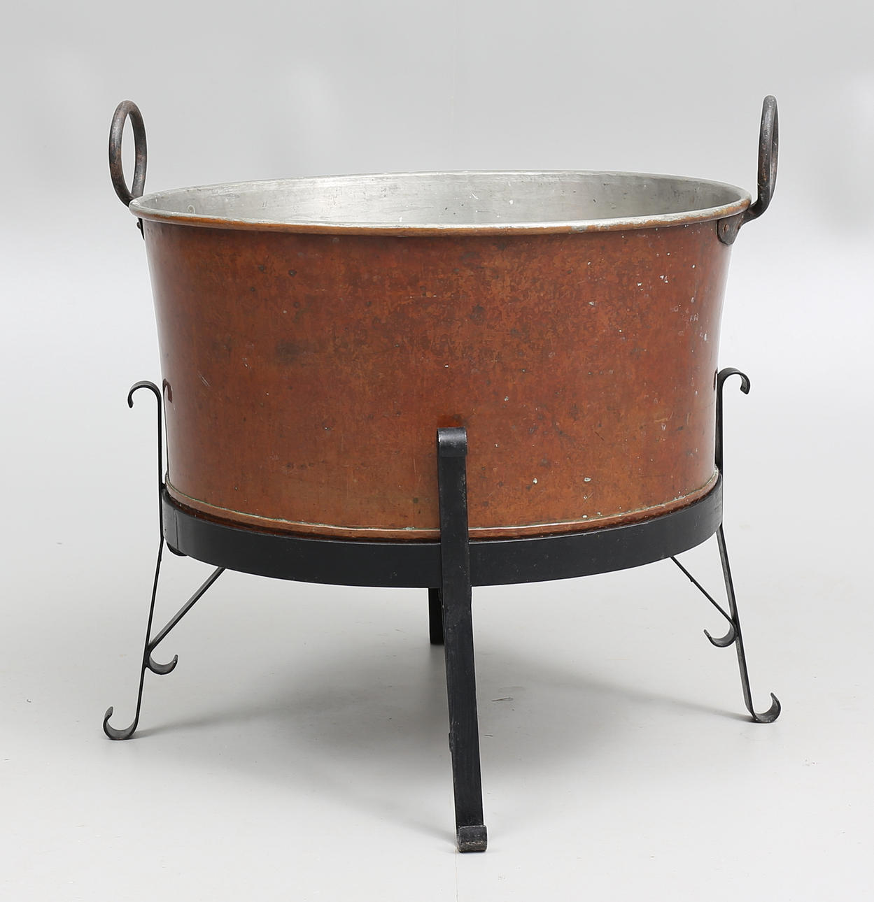 KOPPARKITTEL PÅ BENSTÄLLNING.