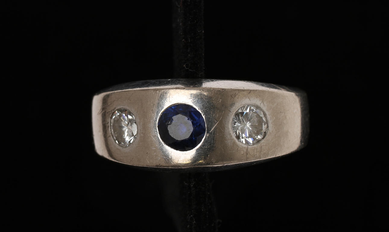 RING, 18k vitguld med briljanter samt safir, Hellström & Åhrling, Stockholm, 1979. Vikt 14,9g.
