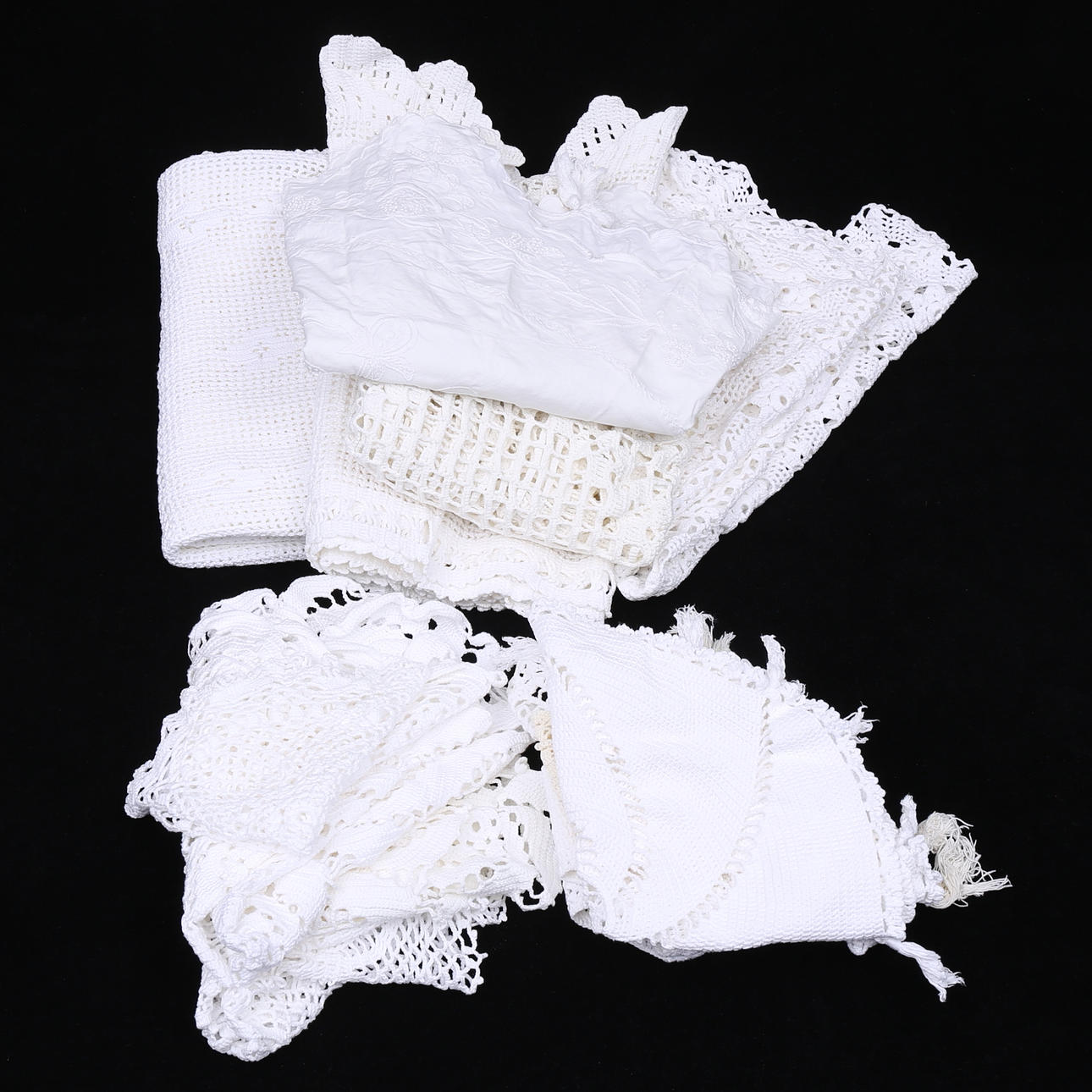 GEHÄKELTE TÜCHER, LAMPENSCHIRME, VORHÄNGE.