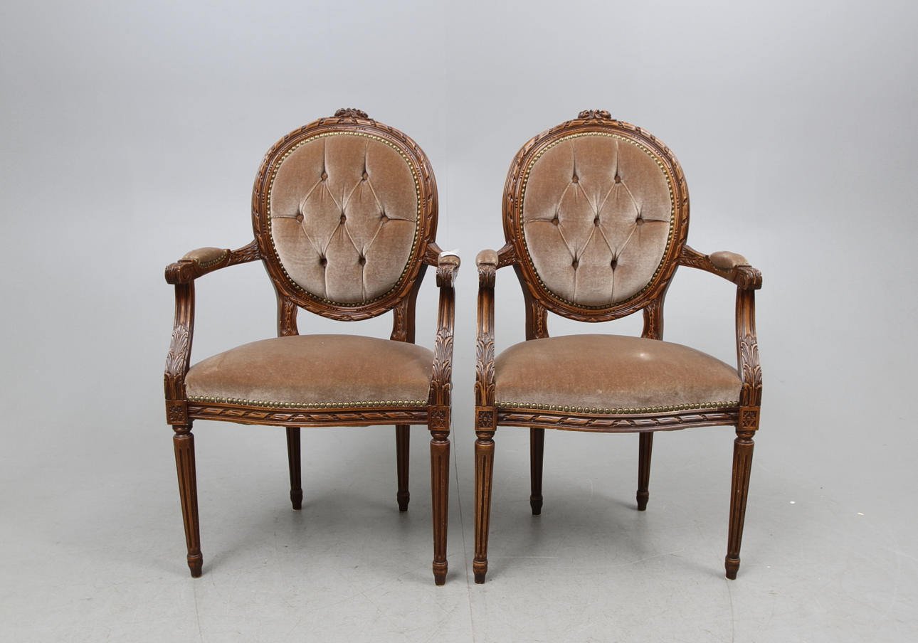 KARMSTOLAR, Gustaviansk-stil, 1900-talets andra hälft.