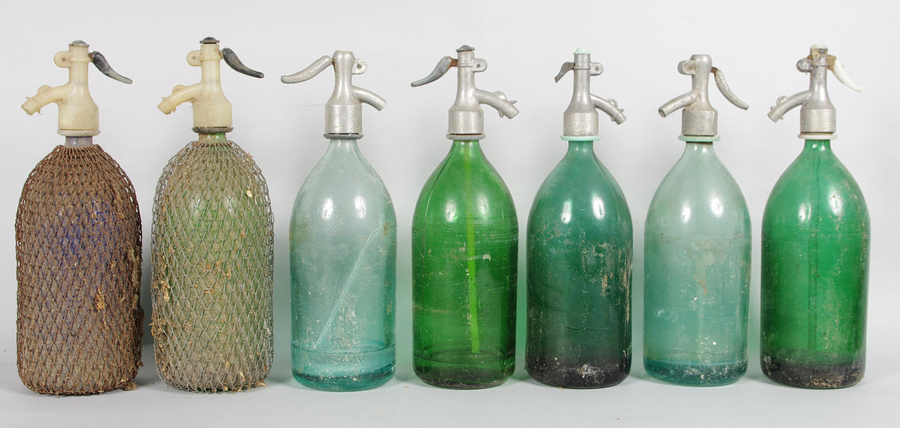 VATTENFLASKOR, 7 stycken, färgat glas.