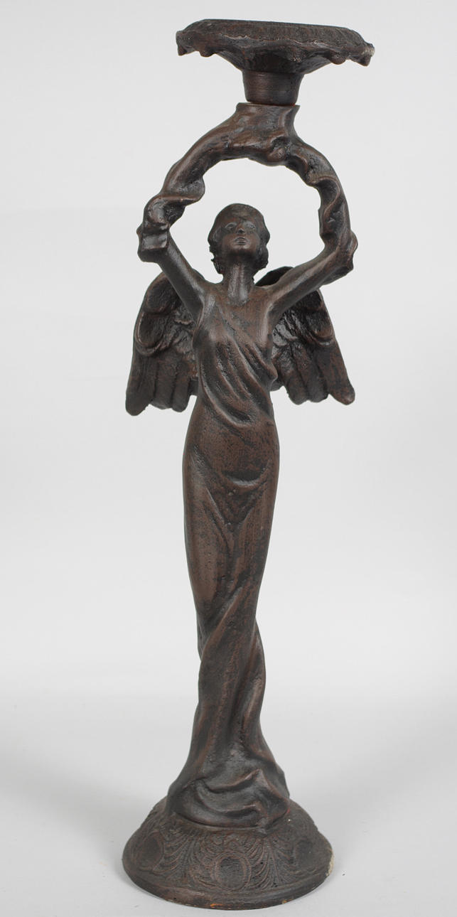 LJUSSTAKE uppburen av ängel, gjutjärn, samtida.