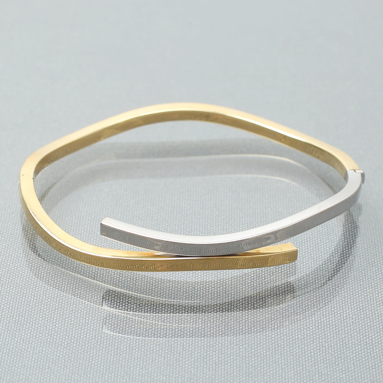 ARMRING, öppningsbart, 18K vitguld/guld, Guldfynd.