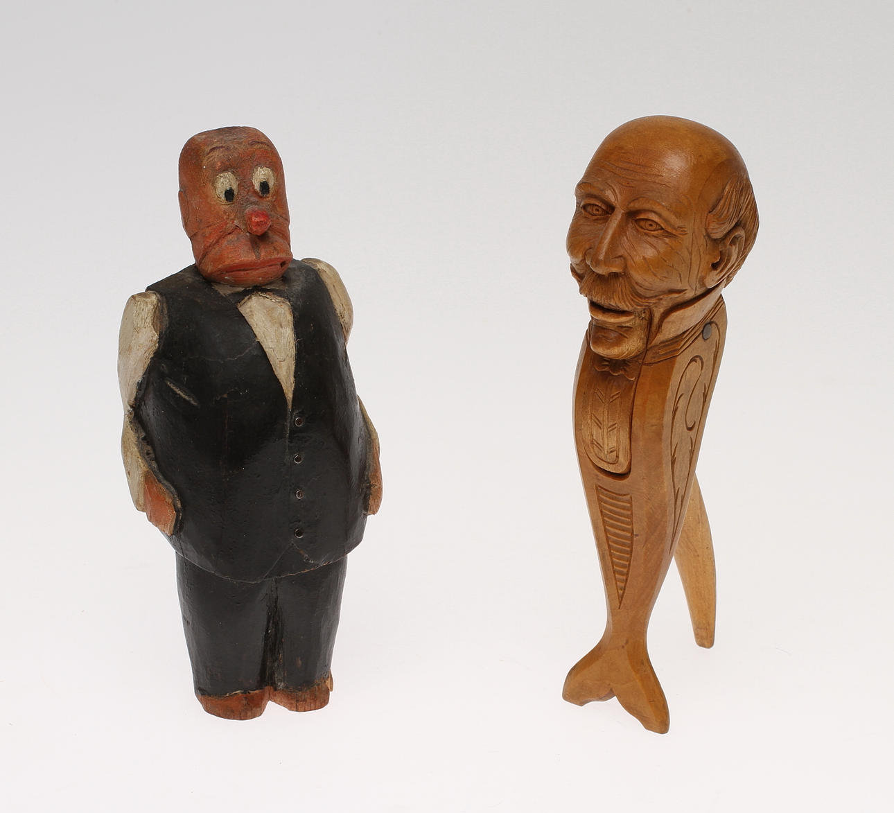 FIGUR samt NÖTKNÄPPARE, träskurna, 1900-tal.