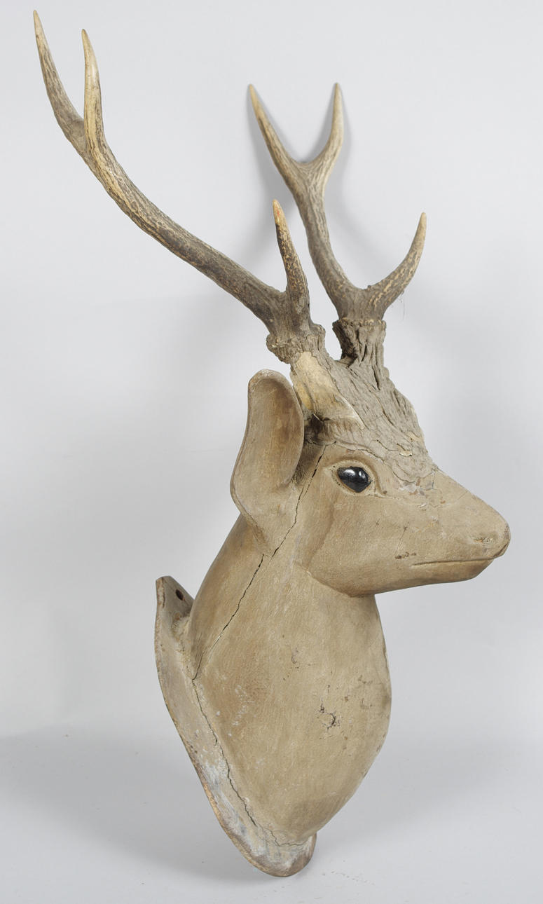 JAKTTROFFÉ, skuret trä, troligen Norge 1800-tal.