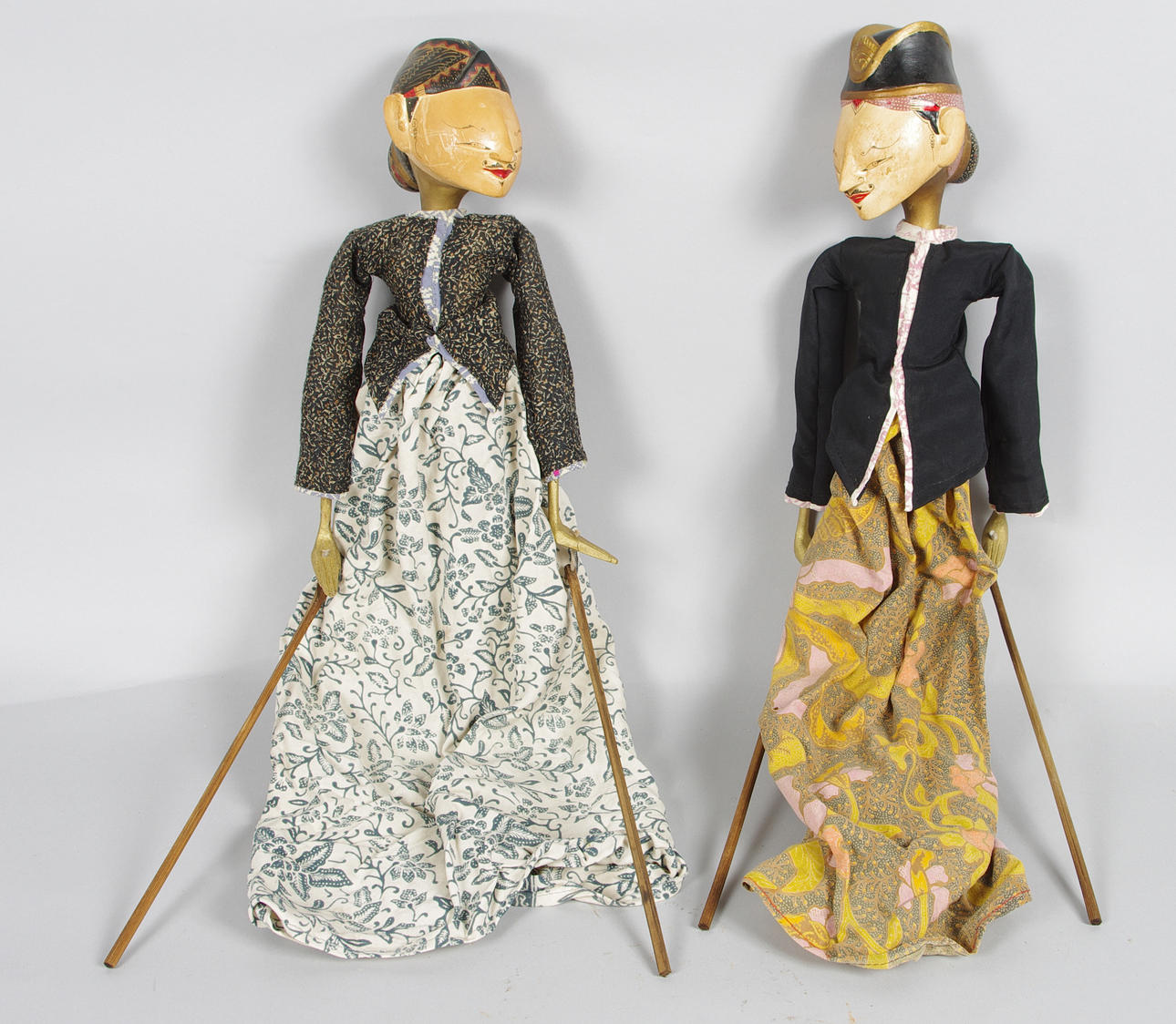 MARIONETTDOCKOR i snören, 2 stycken, orientaliska.