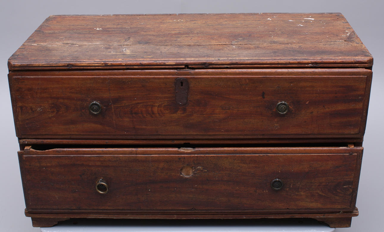 Skuffekommode, træ, to skuffer, 1600-tallet.