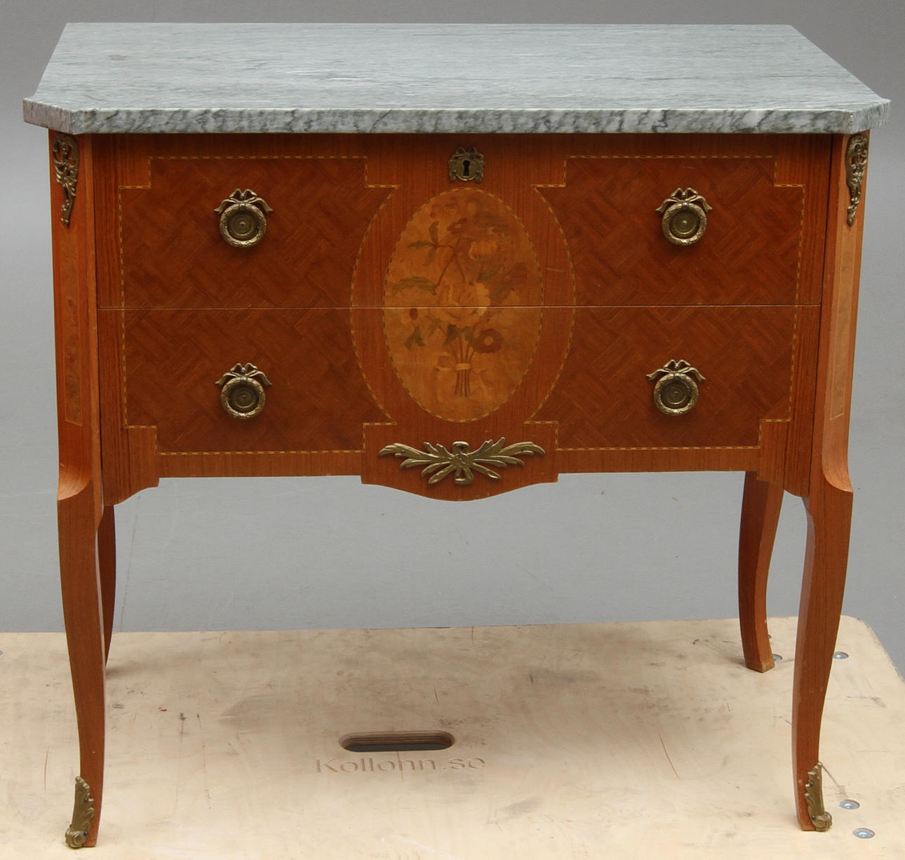 BYRÅ med stenskiva, gustaviansk stil, 1900-tal.