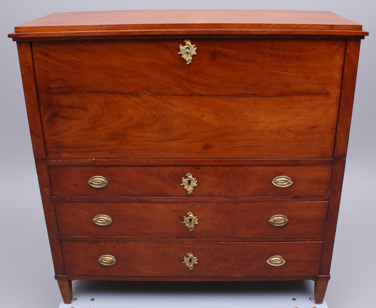 SKRIVBYRÅ, trä, tvådelad, förgyllda beslag.