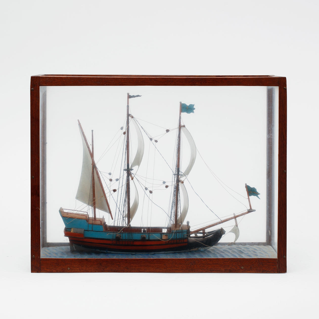 MODELO DE BARCO, en vitrina, 1900.