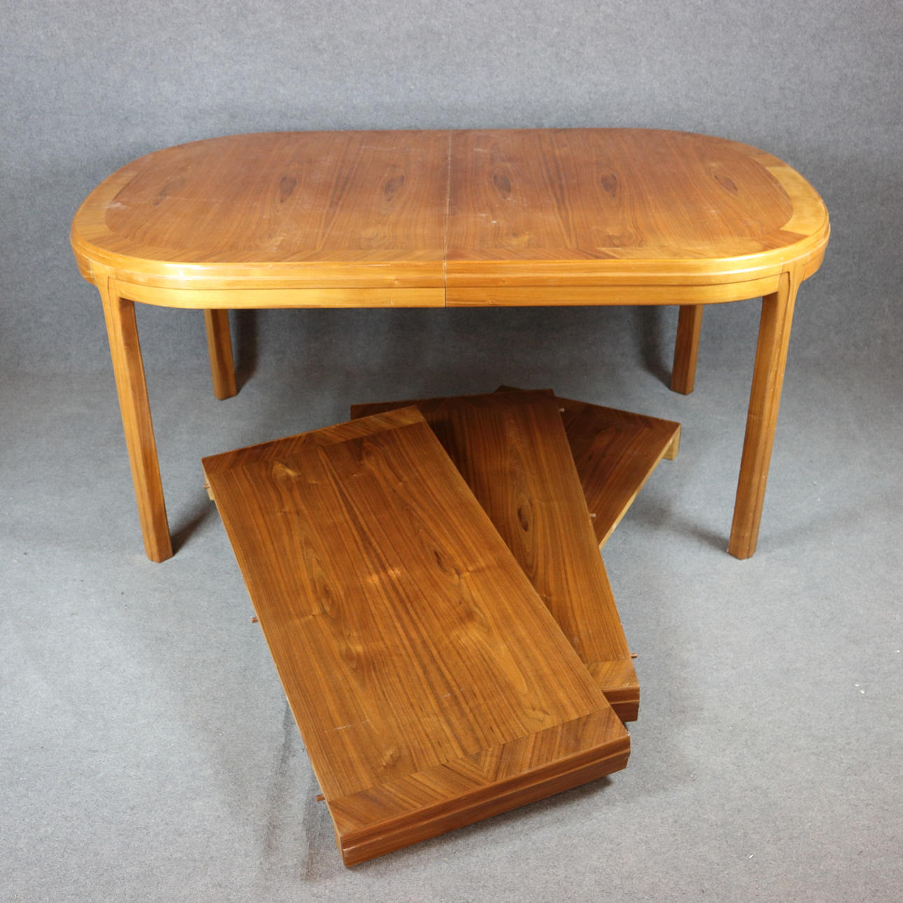 DINING TABLE with 3 inserts, walnut veneer, light lacquered table top, late 1900s.