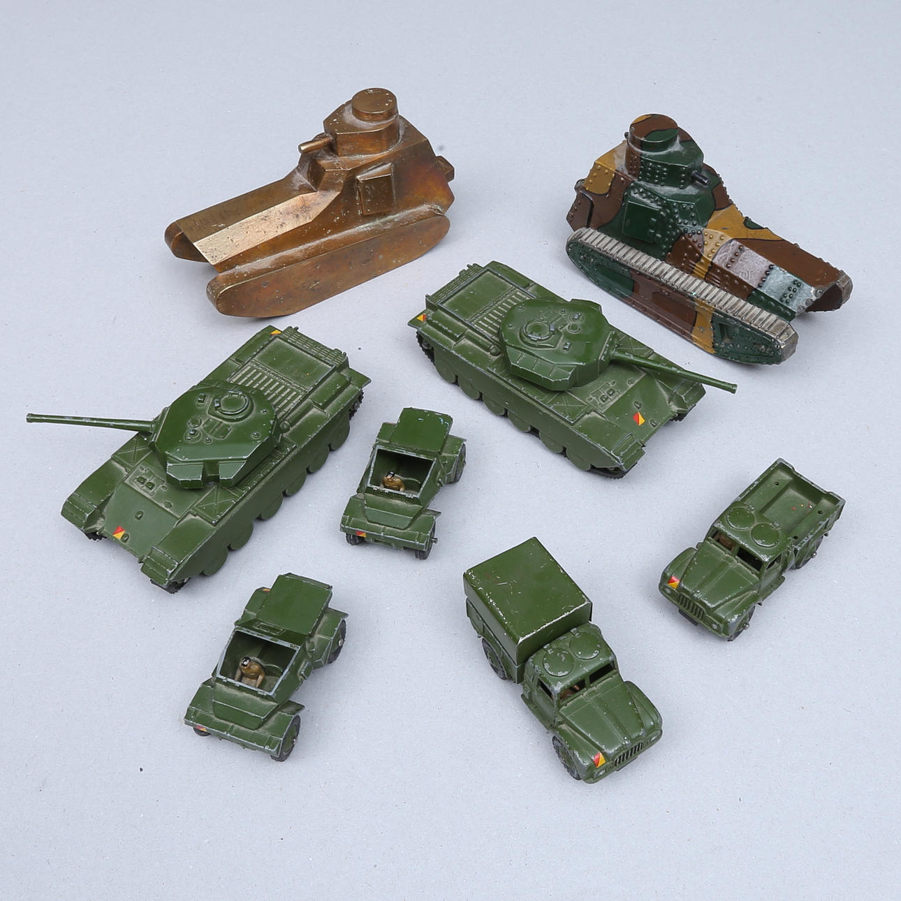 MILITÄRFORDON, 8 stycken, främst Dinky Toys.