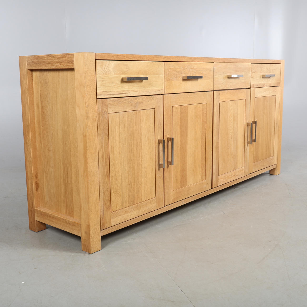 SUOKI/tammea, nykyaikainen.