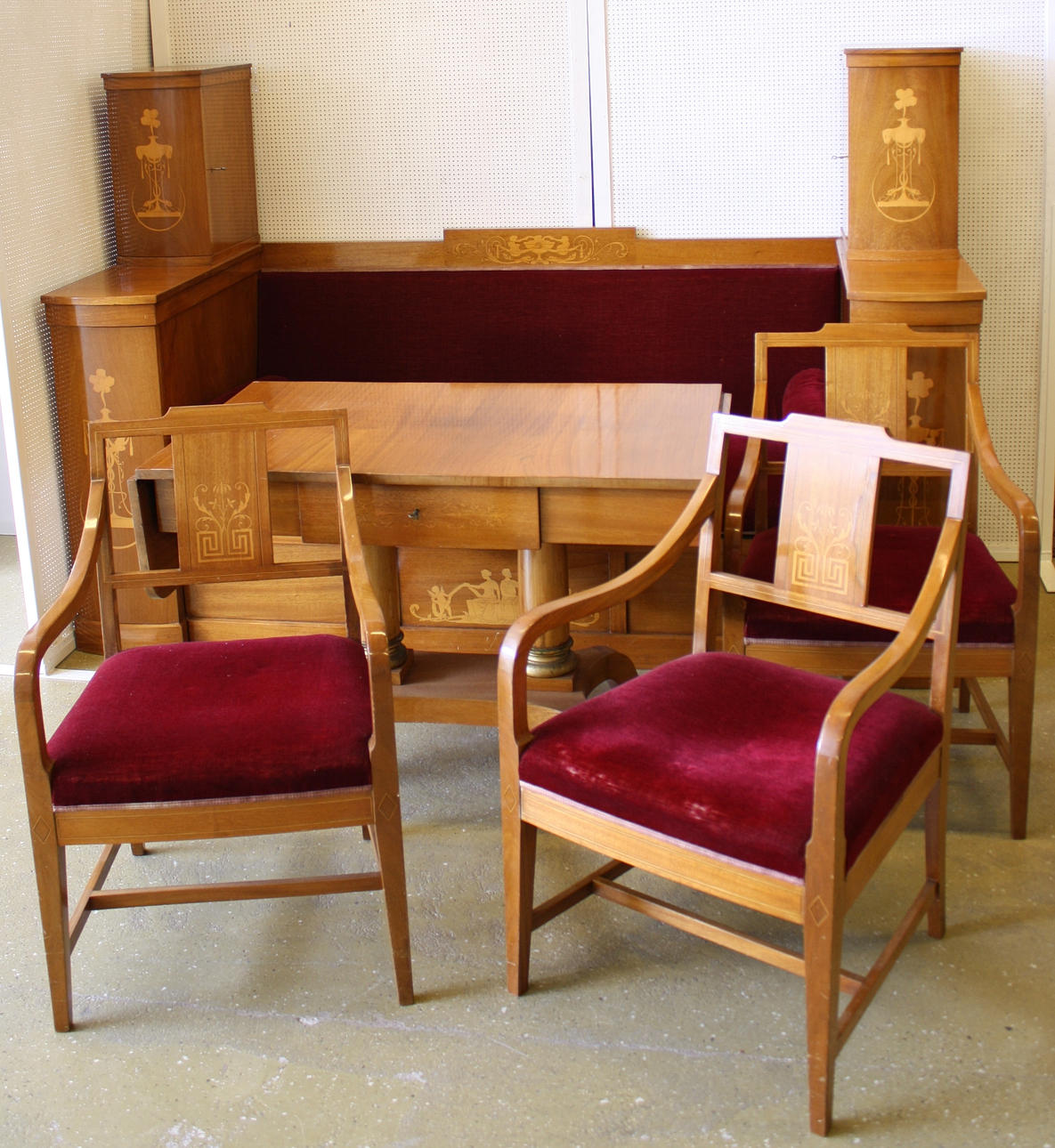 MÖBELGRUPP, 5 delar, trä/intarsia, Biedermaier, rött tyg.