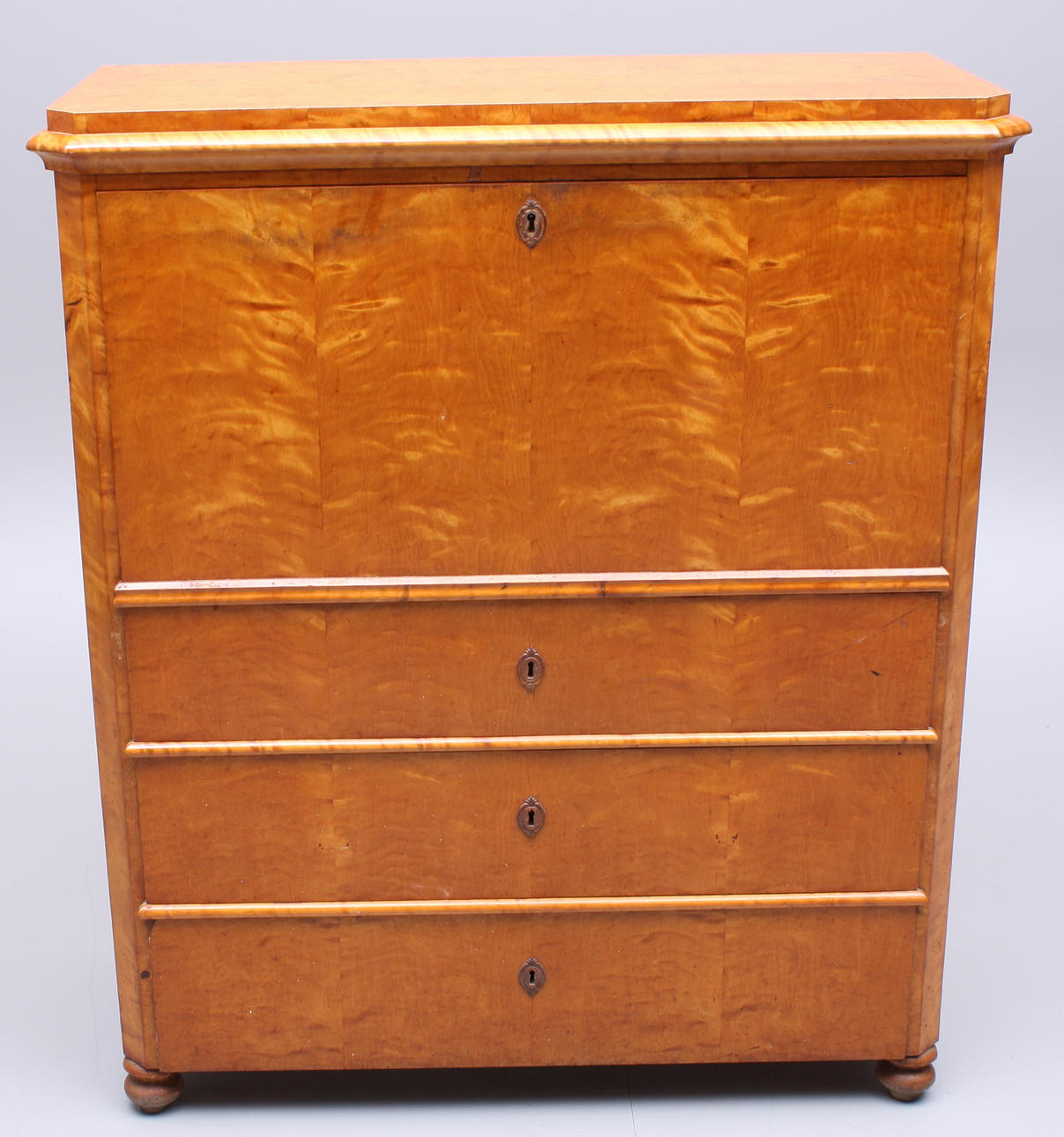 CHIFFONJÉ, flammig björk, 3-lådig.