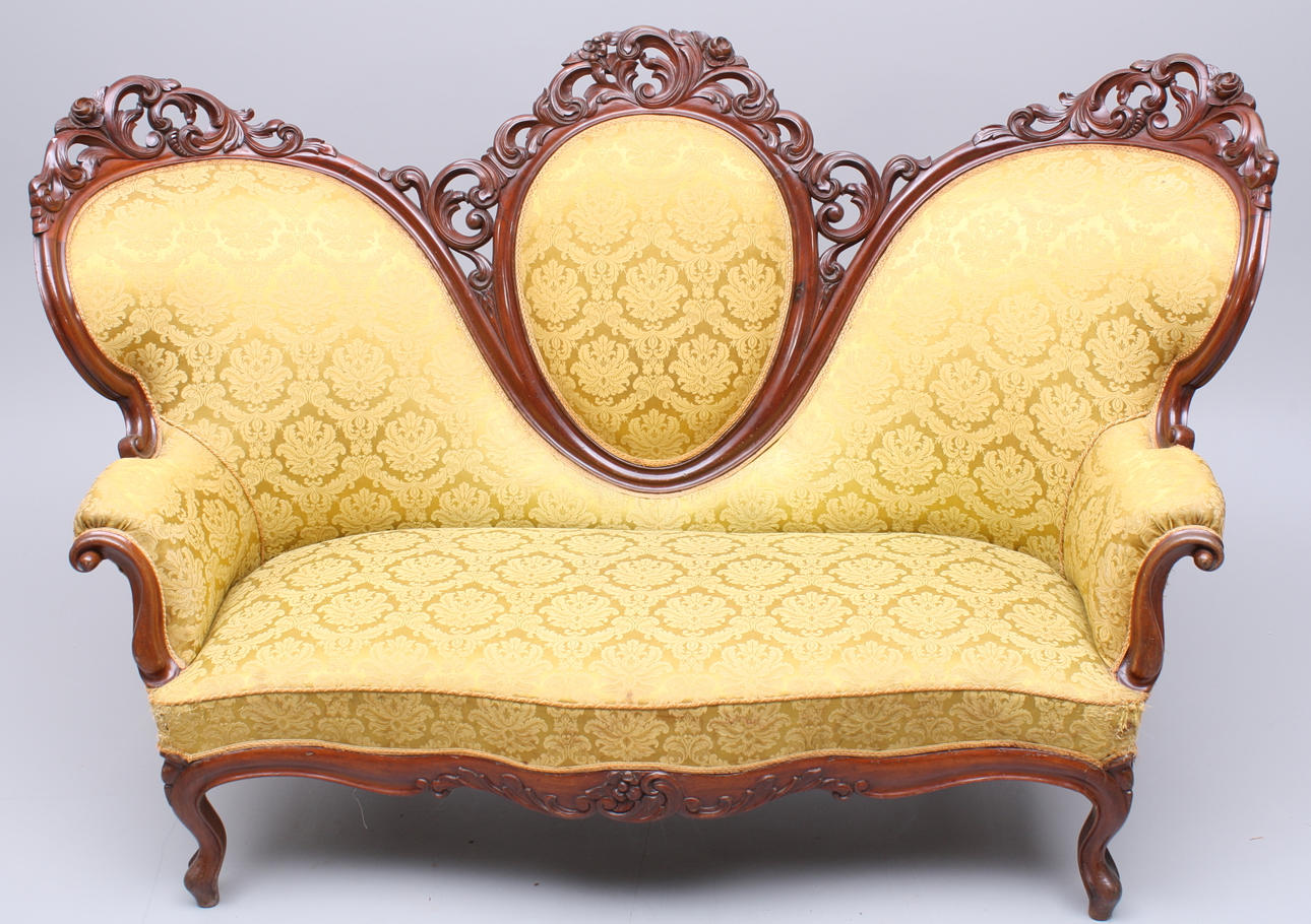 MEDALJONGSOFFA, trä, rokokostil, gult tyg.