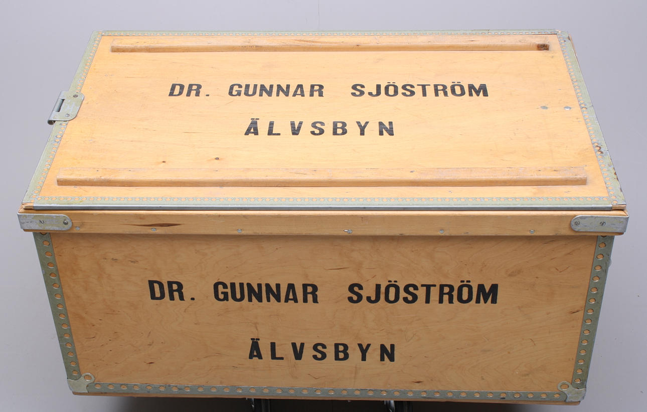 TRÄLÅDA med handtag, plåtbeslag, "DR. GUNNAR SJÖSTRÖM ÄLVSBYN".