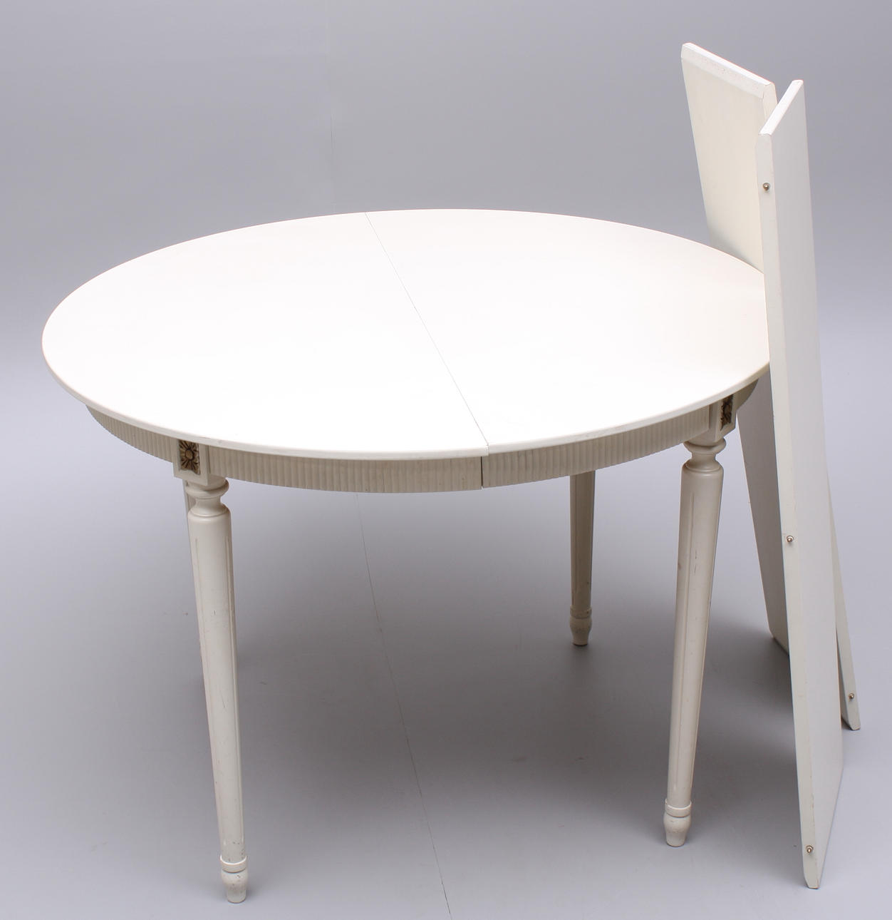 BORD, trä/vit, gustaviansk stil, två iläggsskivor.