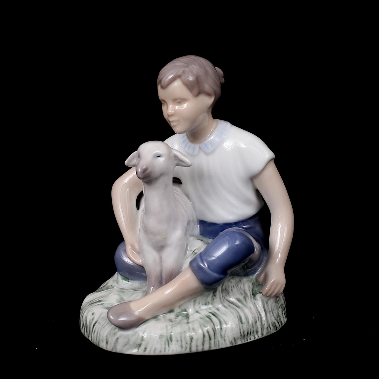 FIGURIN, porslin, flicka med lamm, Bing & Gröndahl, Danmark.