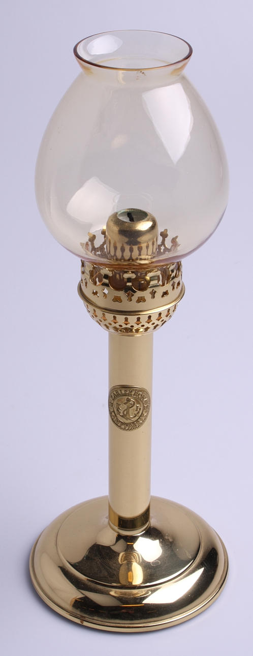 KARLSKRONALYKTAN, ljusstake, antik mässing, glaskupa.