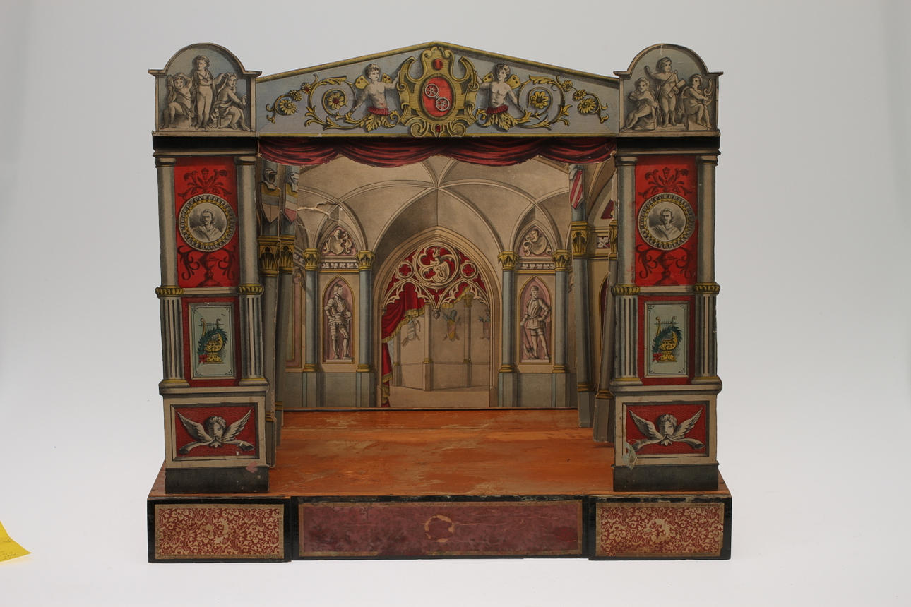 DOCKTEATER ÄLDRE MED KULISSER.