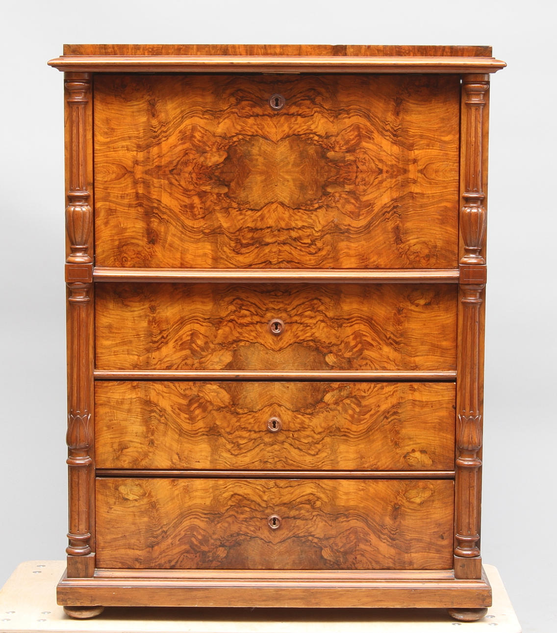 CHIFFONJÈ, nyränessans, 1800-tal, valnöt.