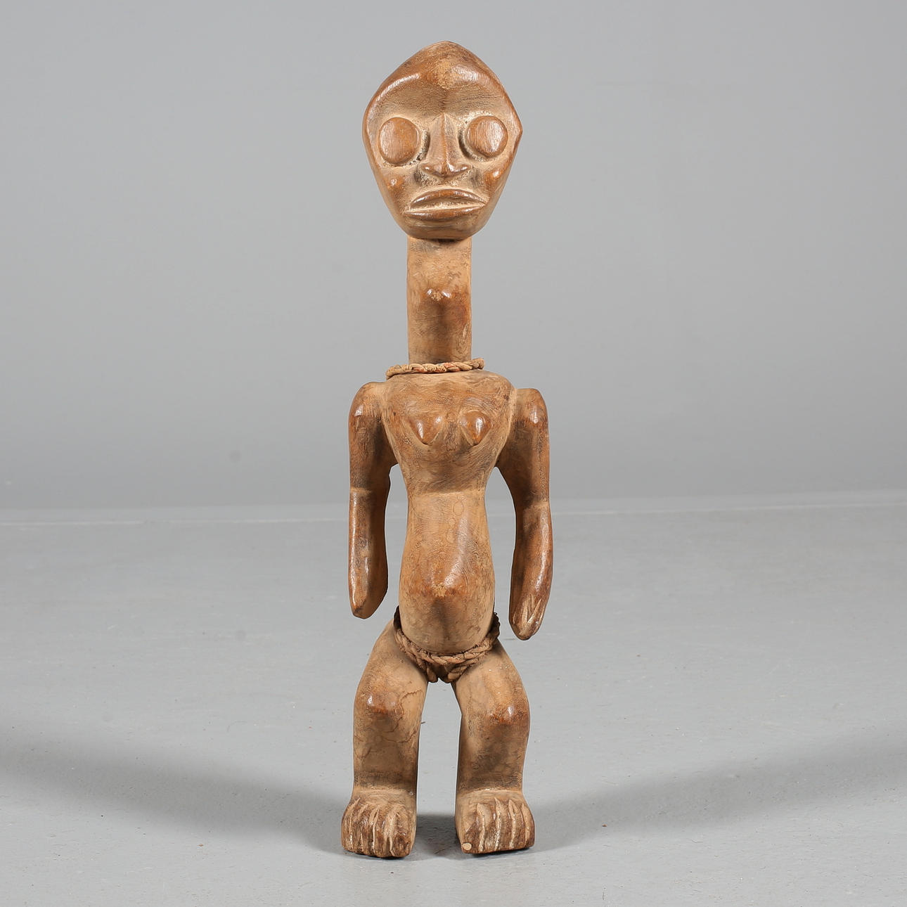 SKULPTUR, holzgeschnitzte Frauenfigur, Afrika, 20.