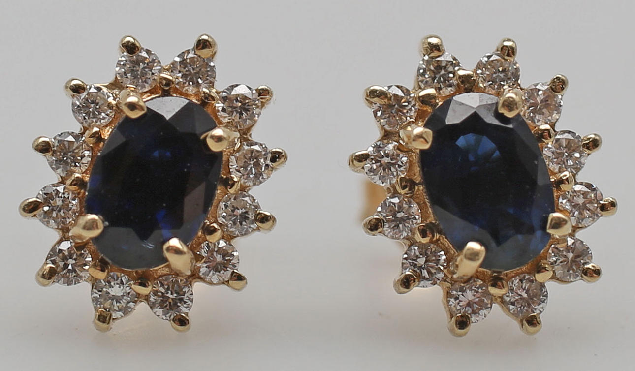 CARMOSÉÖRHÄNGEN MED SAFIRER OCH SMÅ DIAMANTER, ett par, rödguld, 14K.