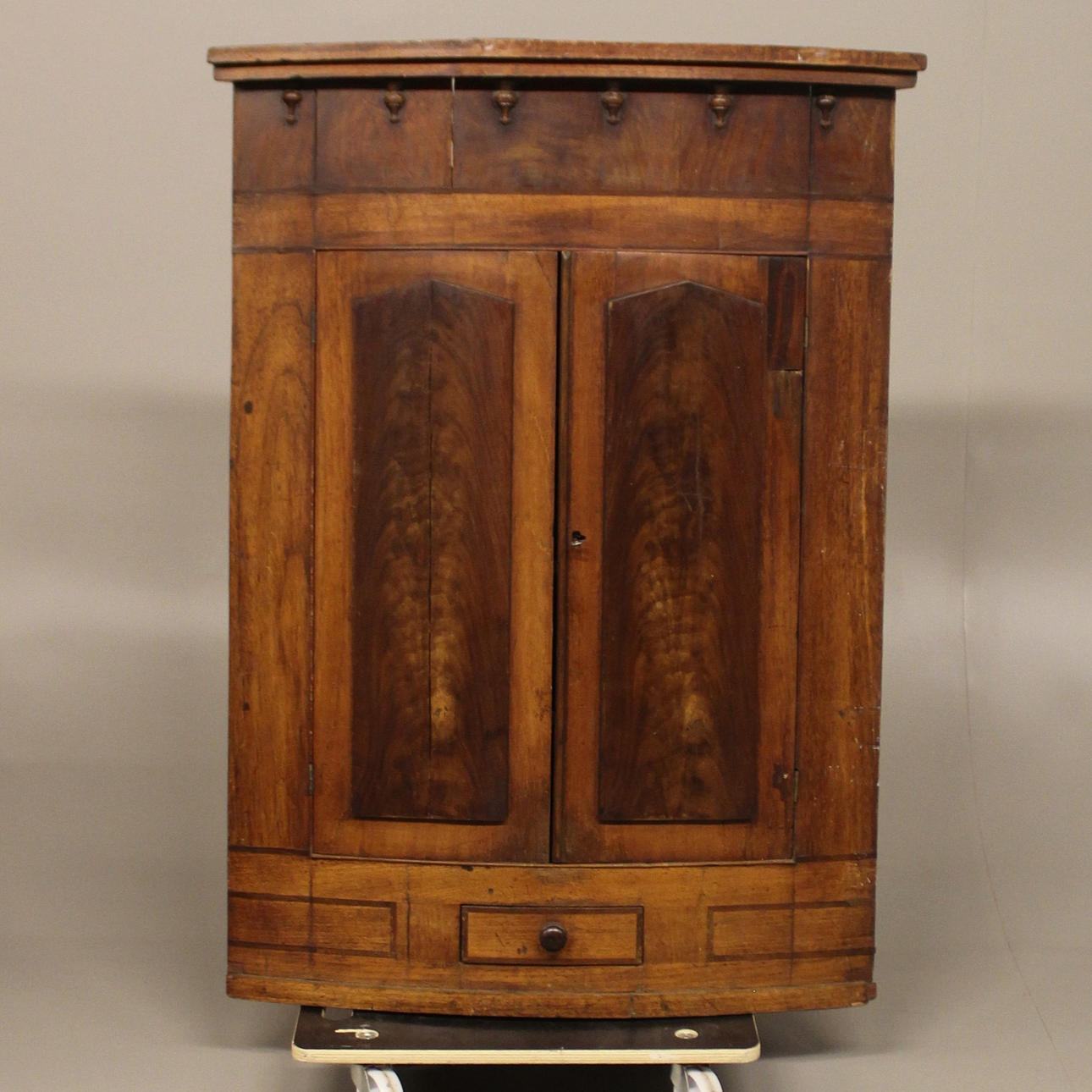 ECKSCHRANK Nussbaum 19. Jahrhundert.