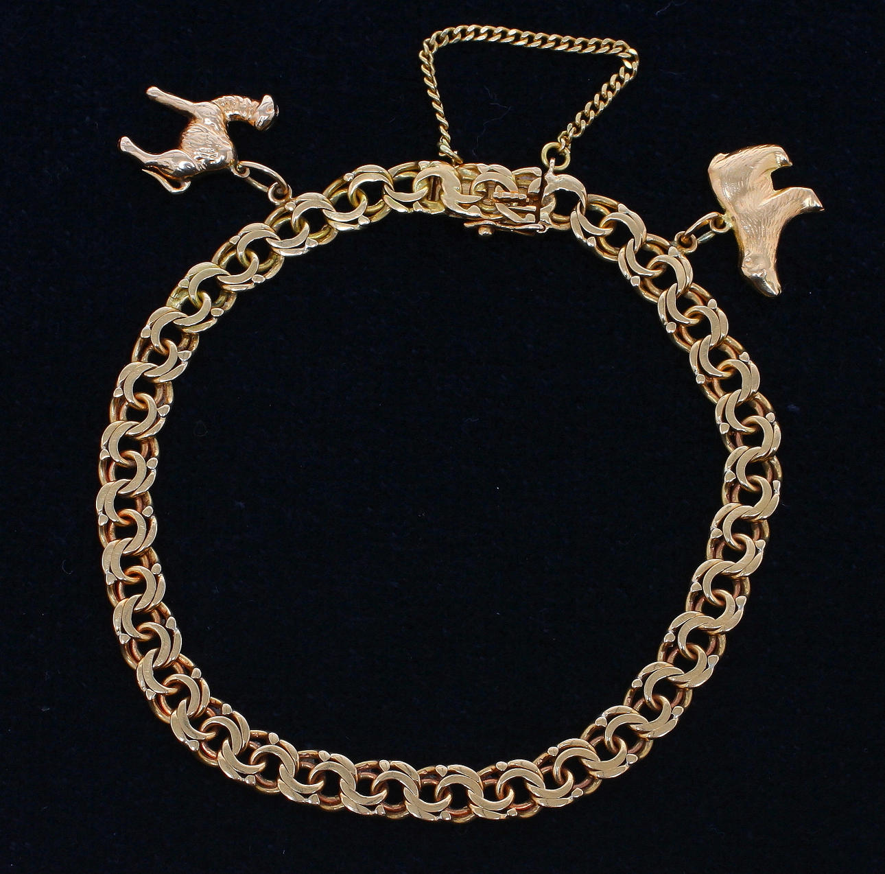 ARMBAND, 18k guld med två berlocker varav en i 18k guld. Tot vikt ca 13,4 gram.