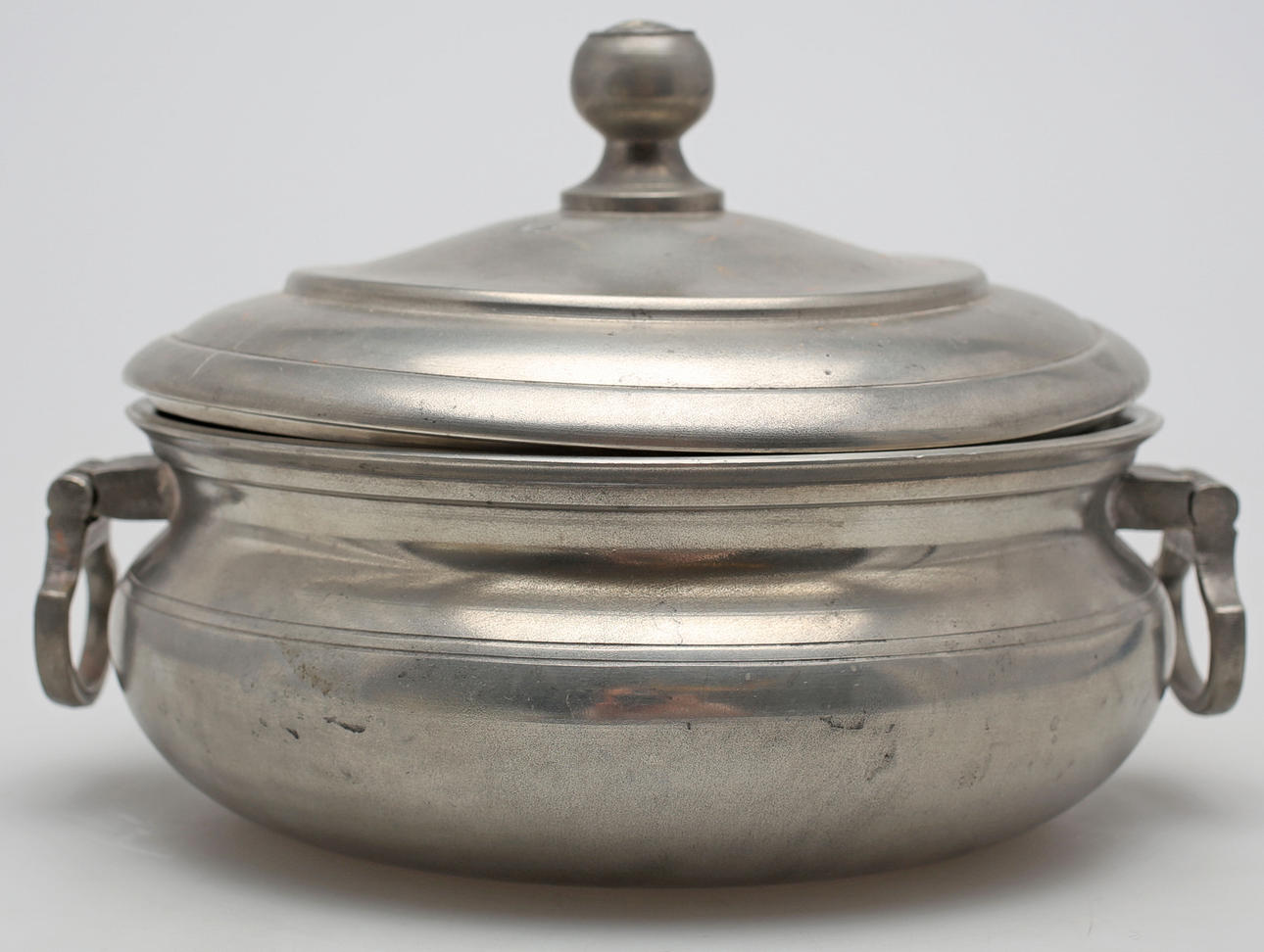 GRÖTSKÅL MED LOCK, tenn, otydlig stämpel, troligen 1969.