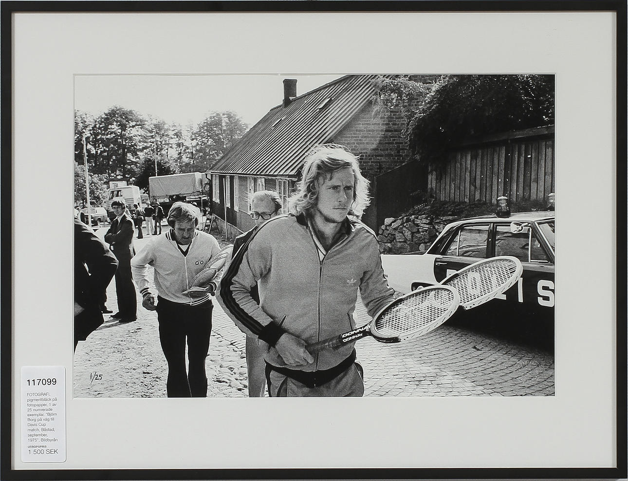 FOTOGRAFI, pigmentbläck på fotopapper, 1 av 25 numrerade exemplar, "Björn Borg på väg till Davis Cup match, Båstad, september, 1975", Bildbyrån Kamerareportage AB samlingar.