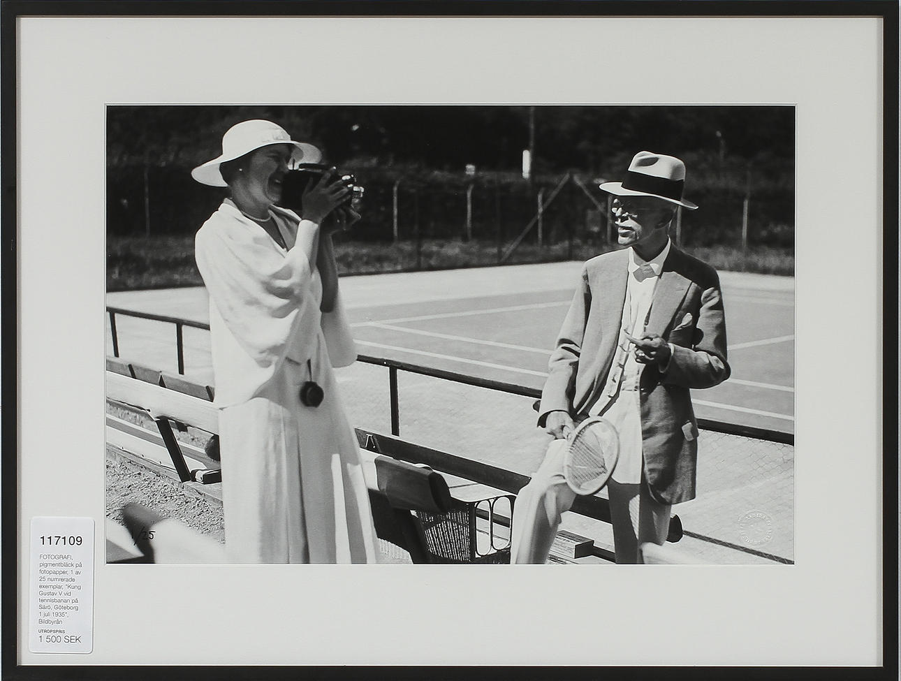 FOTOGRAFI, "Kung Gustav V vid tennisbanan på Särö, Göteborg 1 juli 1935". Pigmentbläck på fotopapper, 1 av 25 numrerade exemplar, Bildbyrån Kamerareportage AB samlingar.