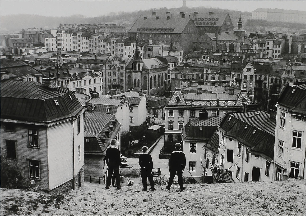 FOTOGRAFI, silvergelatin monterad på aluminium, 1 av 25 numrerade exemplar, "Utsikt från Skansen Kronan mot Linnégatan och Risåsgatan, Linnéstaden, Linnékyrkan och Nordhemsskolan. Göteborg, April 1960", Bildbyrån Kamerareportage AB samlingar.