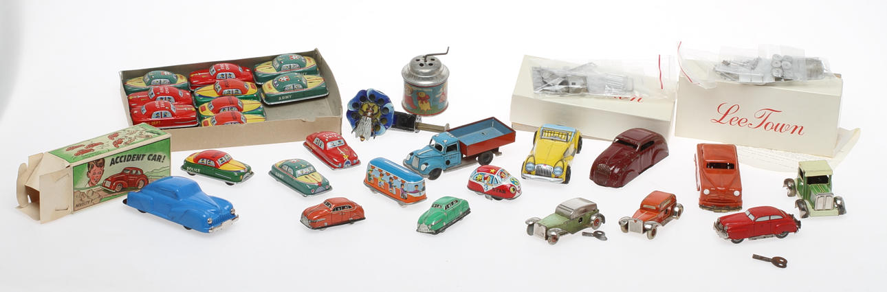 PLÅT- och METALLEKSAKER bland annat 12 plåtbilar made in Japan i originalkartong. Cirka 25 delar.