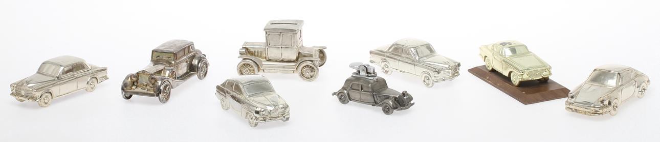 BILAR i form av sparbössor och tändare. 8 stycken silverfärgade.