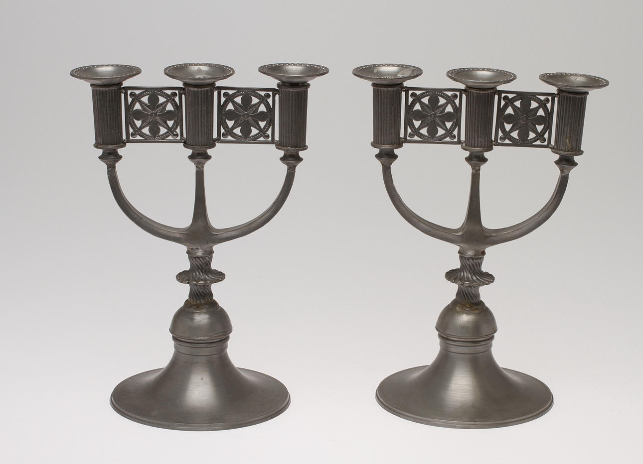 KANDELABRAR, 1 par, tenn, jugend-stil, Ferdinand Boberg, Santessons Stockholm, 1988.