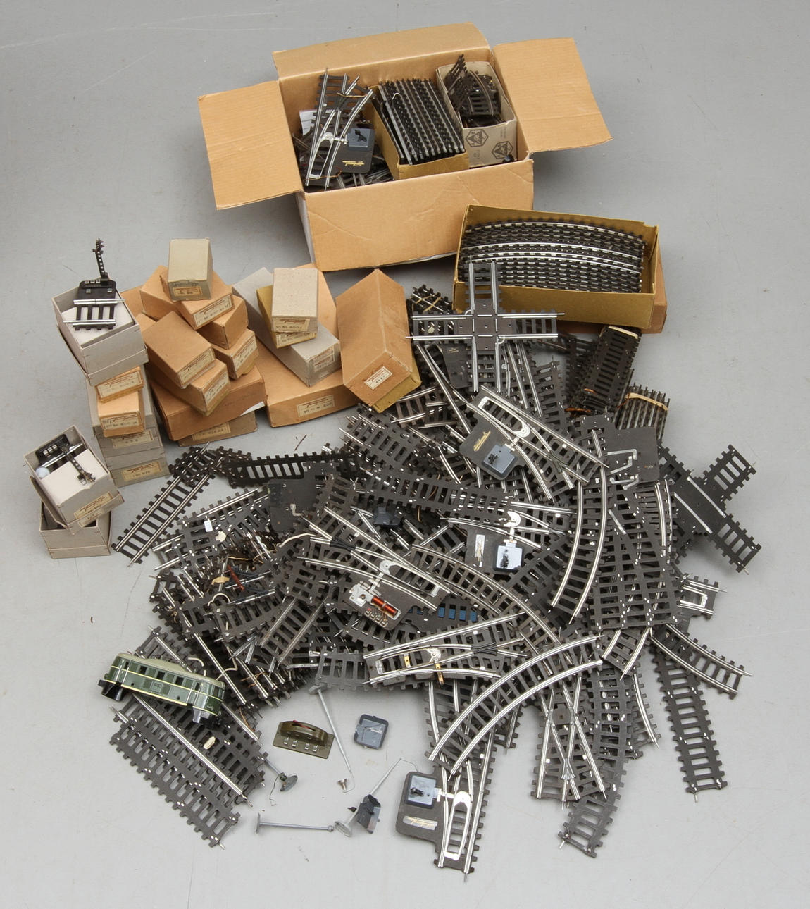 FLEISCHMANN skala 0. En flyttlåda med räls, växlar, lampor och signaler. Delvis originalkartong.