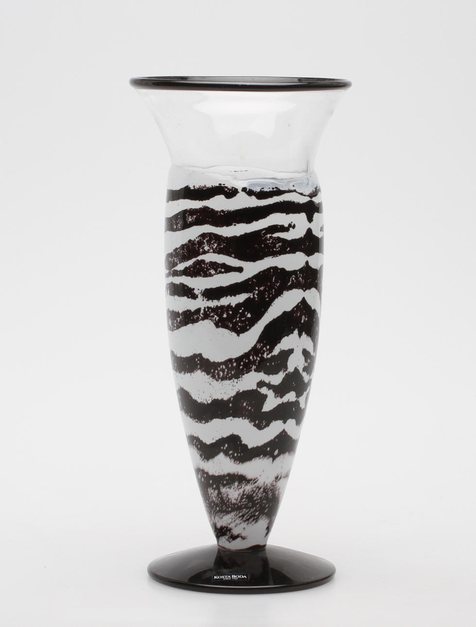 VAS, glas, Kjell Engman, Kosta Boda. Signerad och numrerad 49357. Artist's Collection.