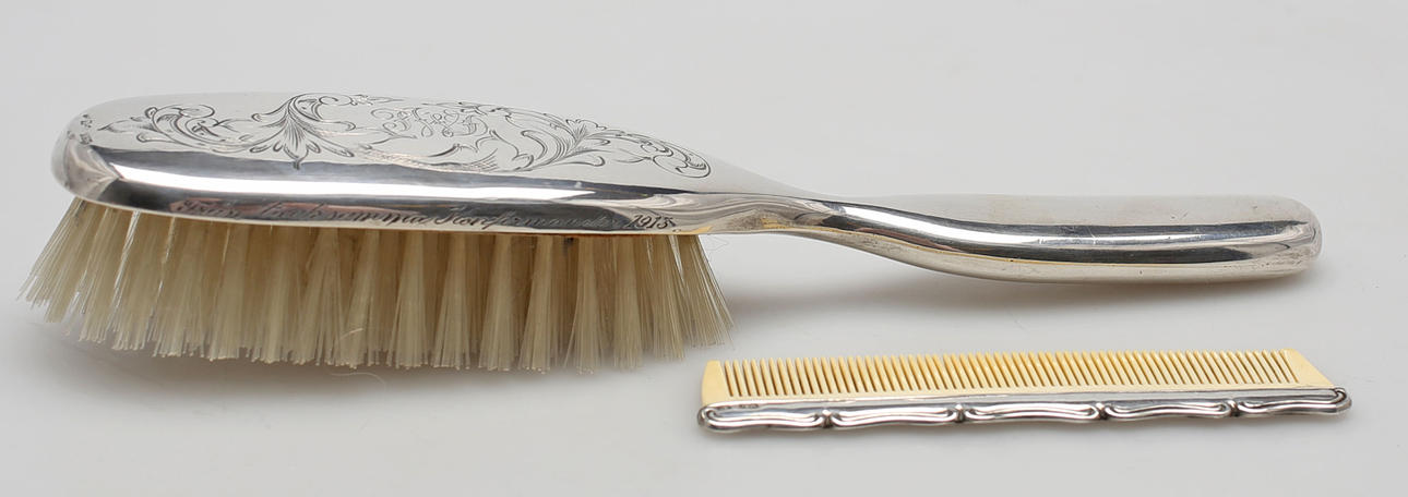 HÅRBORSTE OCH KAM, 2 delar, silver, importstämplat samt Johan Gustaf Hentzell, Kalmar, 1907.