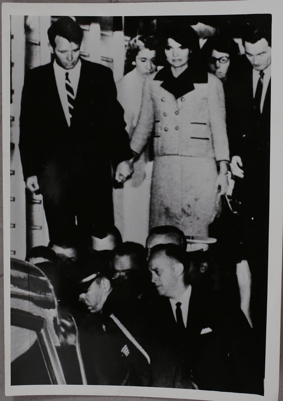 OKÄND FOTOGRAF. Bobby och Jackie Kennedy. Fotografi. Osignerad.