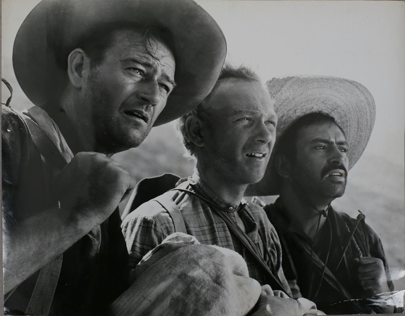 OKÄND FOTOGRAF. "John Wayne, Harry Carey jr, Pedro Armendariz". Fotografi. Osignerad.